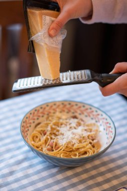 parmesan peyniri carbonara için bileme