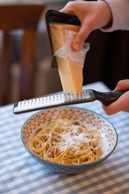 parmesan peyniri carbonara için bileme