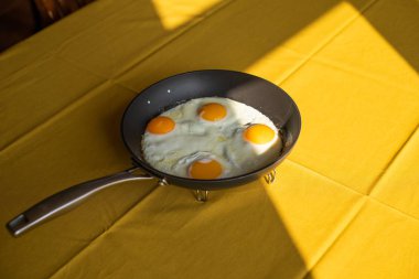 Güneşli tarafı yukarıda yumurtalar