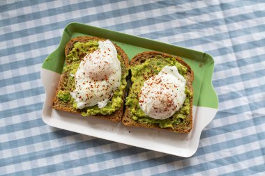 haşlanmış yumurta ile avokado tost