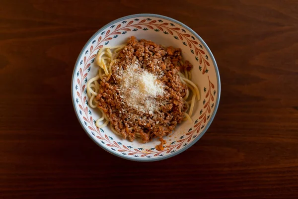 Spaghetti Bolognese Geserveerd Een Kom — Stockfoto