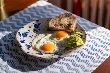 dilimlenmiş avokado ile yumurta kadar güneşli tarafı