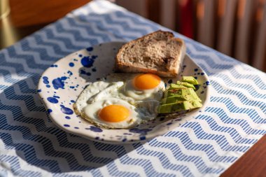 dilimlenmiş avokado ile yumurta kadar güneşli tarafı