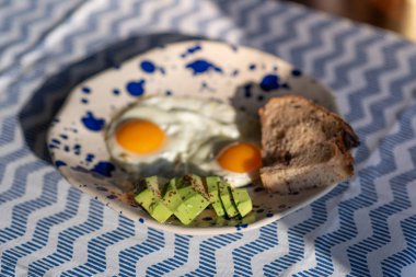 dilimlenmiş avokado ile yumurta kadar güneşli tarafı