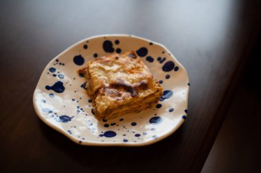 Lazanya bir tabakta dilim