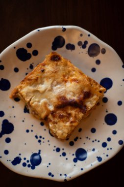 Lazanya bir tabakta dilim