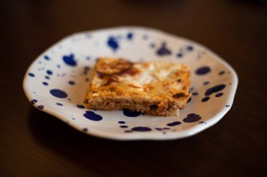 Lazanya bir tabakta dilim