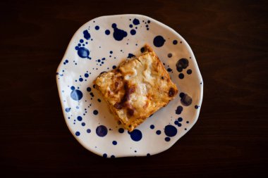 Lazanya bir tabakta dilim