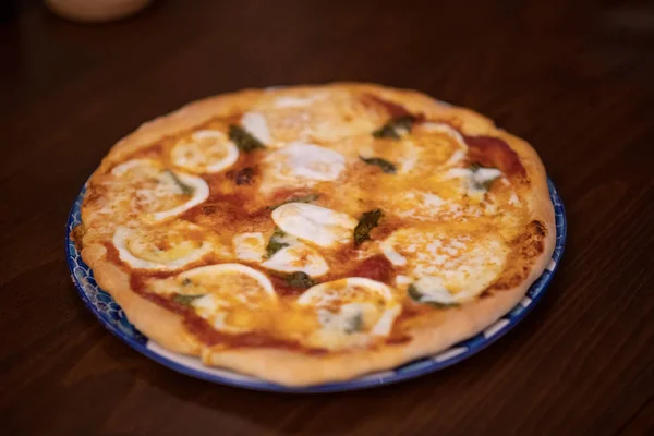 Zelfgemaakte Pizza Margherita Traditionele Napolitaanse Pizza — Stockfoto
