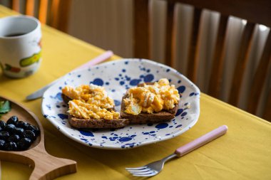 Kahvaltı için yumurta tost