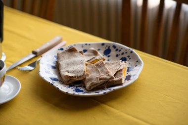 Kepekli kahvaltı tortilla, jambon, peynir ve yumurta ile doldurulmuş