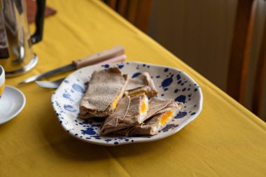 Kepekli kahvaltı tortilla, jambon, peynir ve yumurta ile doldurulmuş