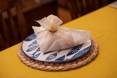 Elma, tatlı patotoes ve soğan ile kağıt torba içinde somon pişmiş