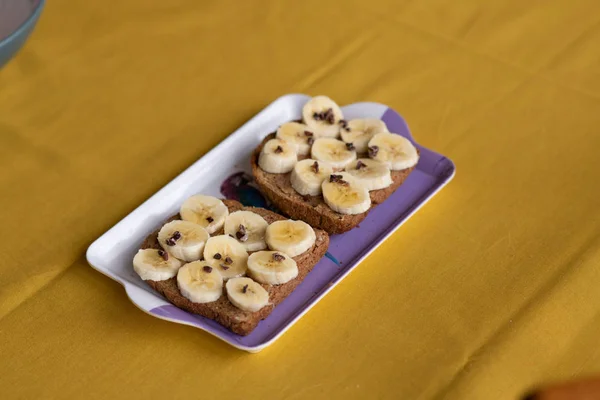 Tostadas Plátano Con Mantequilla Cacahuete Plumas Cacao Miel — Foto de Stock