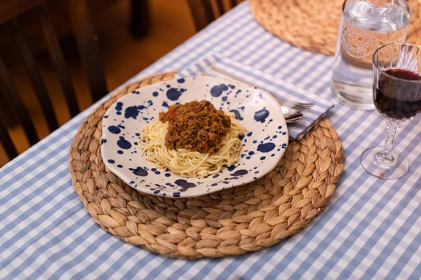 Spaghetti Bolognese Geserveerd Met Wijn — Stockfoto
