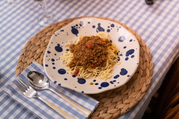 Espaguete Bolonhesa Servido Com Vinho — Fotografia de Stock