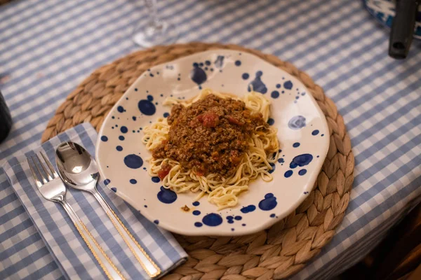 Espaguete Bolonhesa Servido Com Vinho — Fotografia de Stock