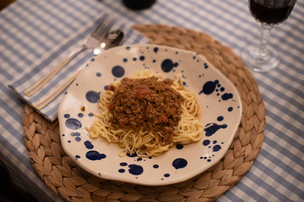 Spaghetti Bolognais Servi Avec Vin — Photo