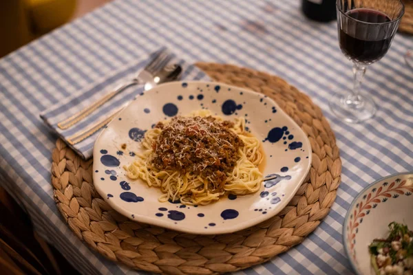 Spaghetti Bolognese Geserveerd Met Wijn — Stockfoto