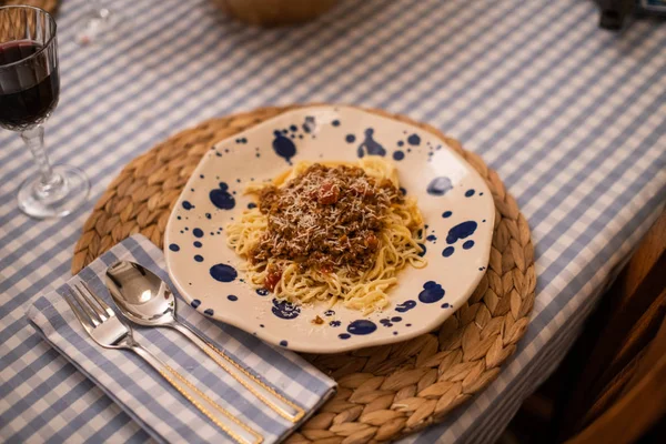 Spaghetti Bolognese Mit Wein Serviert — Stockfoto