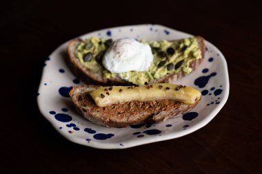 haşlanmış yumurta ve kızarmış muz ile badem tereyağlı ekmek ile avokado tost