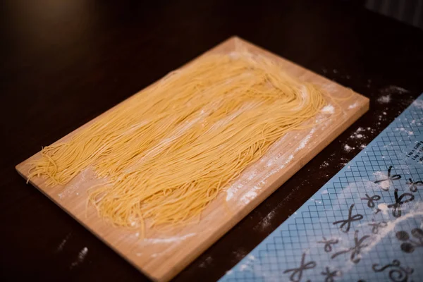 木板上自制的新鲜面食 — 图库照片