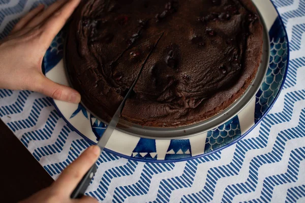 Pastel de chocolate al horno con cerezas, hecho sin harina — Foto de Stock