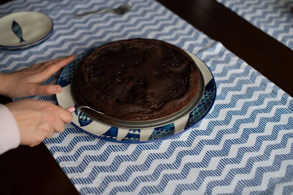 Pastel de chocolate al horno con cerezas, hecho sin harina — Foto de Stock