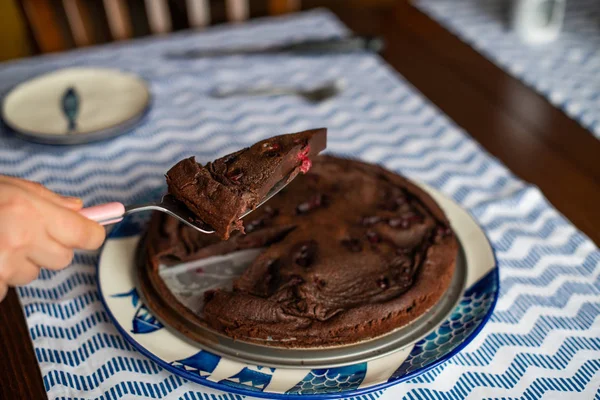 Pastel de chocolate al horno con cerezas, hecho sin harina — Foto de Stock