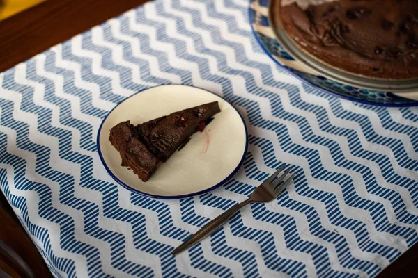 Pastel de chocolate al horno con cerezas, hecho sin harina — Foto de Stock