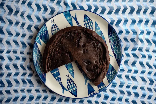 Pastel de chocolate al horno con cerezas, hecho sin harina — Foto de Stock
