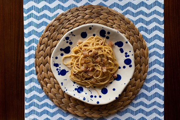 สปาเก็ตตี้ คาร์บอนาร่า อาหารอิตาเลียนแบบดั้งเดิม — ภาพถ่ายสต็อก
