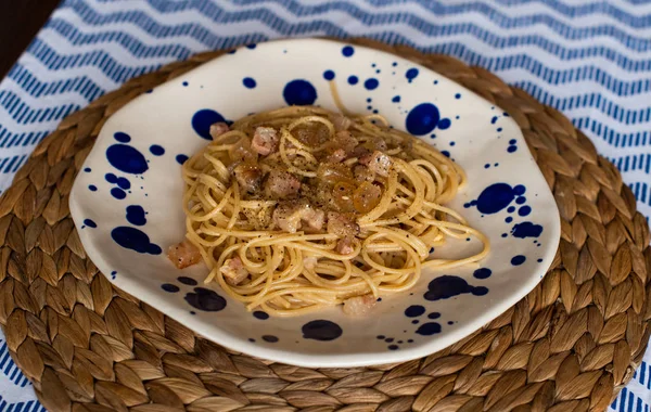Spaghetti carbonara, traditionele Italiaanse gerechten — Stockfoto
