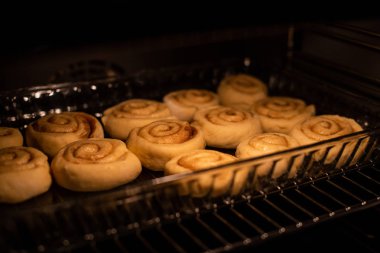 owen içinde pişirme ev yapımı rulo tarçın