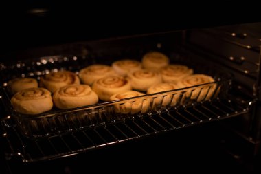 owen içinde pişirme ev yapımı rulo tarçın