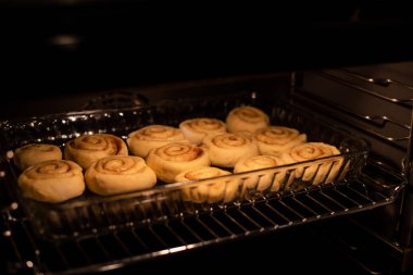 owen içinde pişirme ev yapımı rulo tarçın