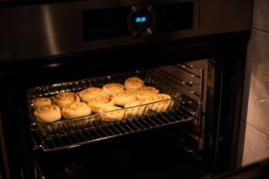 owen içinde pişirme ev yapımı rulo tarçın