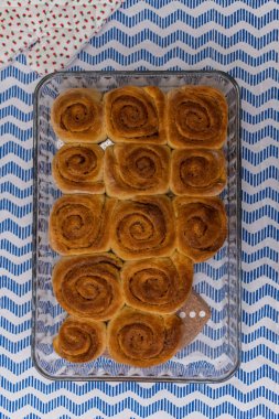 ev yapımı, taze pişmiş rulo tarçın