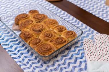 ev yapımı, taze pişmiş rulo tarçın