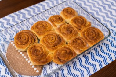 ev yapımı, taze pişmiş rulo tarçın