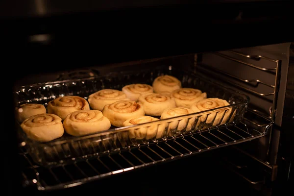 Homemade cinnamon rolls, baking in the owen — Stock Photo, Image