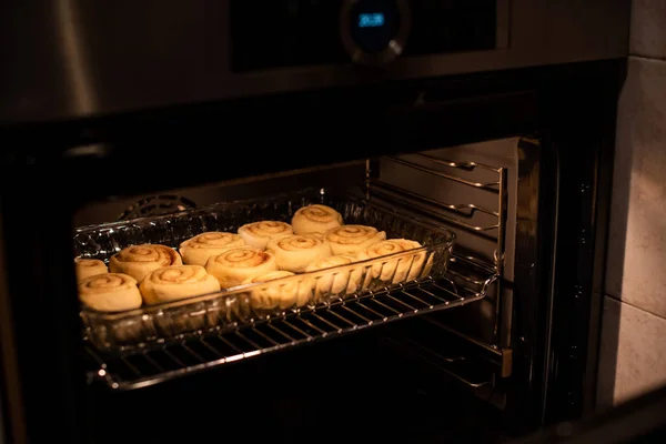 Panini alla cannella fatti in casa, cottura nel forno — Foto Stock
