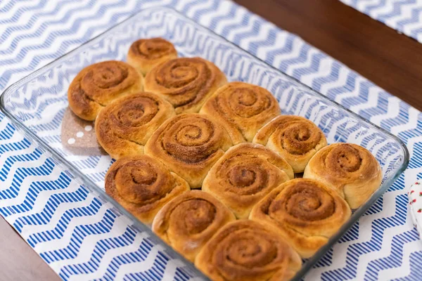 ev yapımı, taze pişmiş rulo tarçın