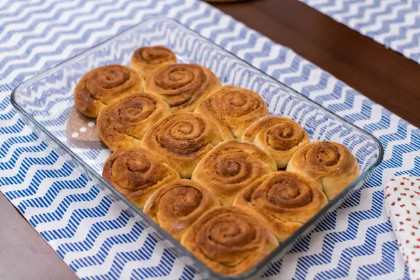 ev yapımı, taze pişmiş rulo tarçın