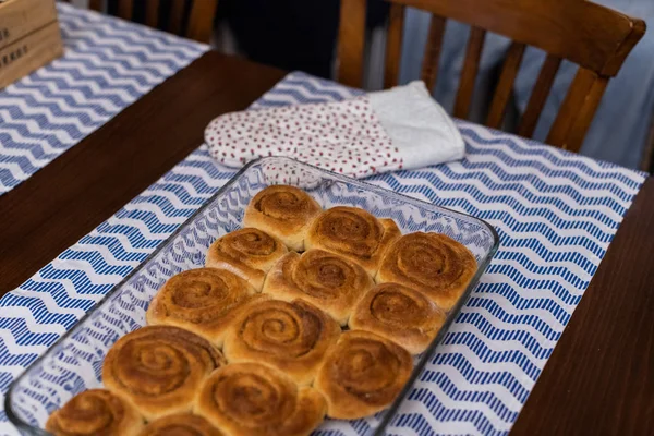 Zelfgemaakte, versgebakken kaneel broodjes — Stockfoto