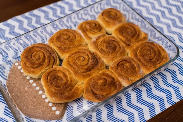 Zelfgemaakte, versgebakken kaneel broodjes — Stockfoto