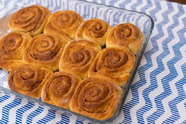 ev yapımı, taze pişmiş rulo tarçın