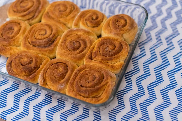 Zelfgemaakte, versgebakken kaneel broodjes — Stockfoto