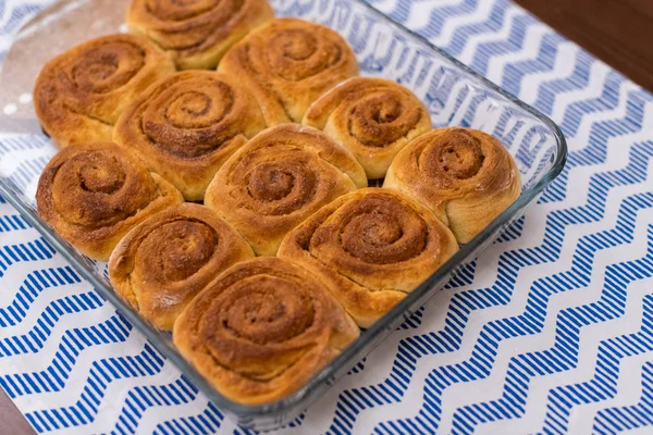 Zelfgemaakte, versgebakken kaneel broodjes — Stockfoto