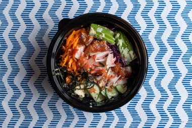 Hawaii poke kase somon, pirinç, surimi, avokado, tobiko, araba ile
